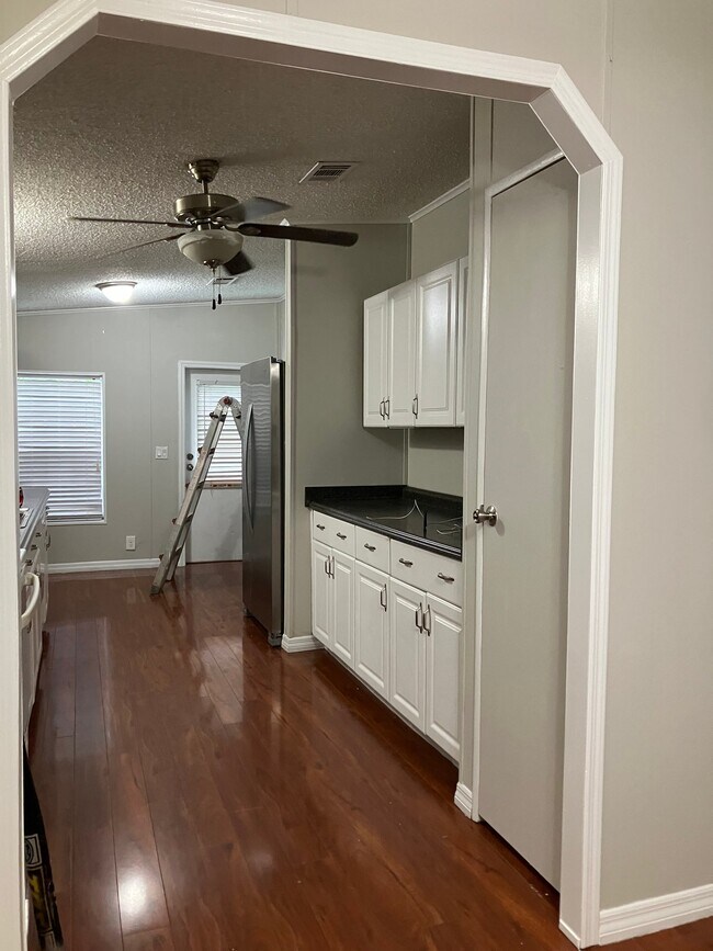 Building Photo - 1706 Riverview Dr