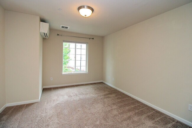 Building Photo - 3 Bedroom Luxury Townhouse in Beautiful Happy Valley