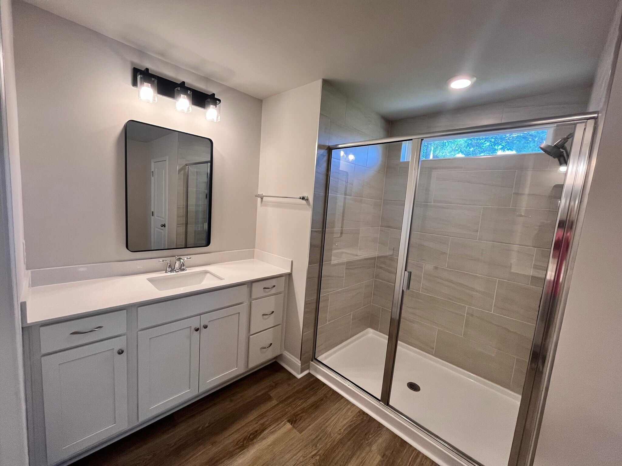 Master bath with separate sinks - 575 Chatham Ct NW