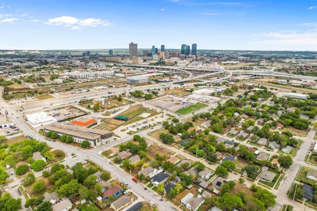 Building Photo - 921 E Hattie St