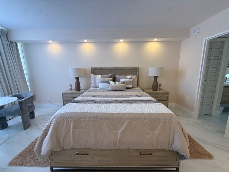 Large Master Bedroom with table and chairs - 500 Three Islands Blvd