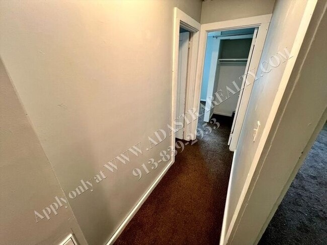 Building Photo - Cozy 2 Bed 1 Bath Duplex in OLATHE-Available NOW!!