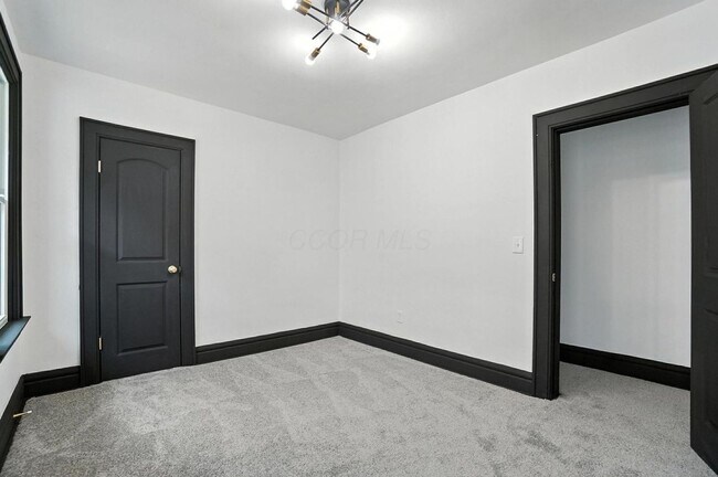 Building Photo - 887-889 E Livingston Ave