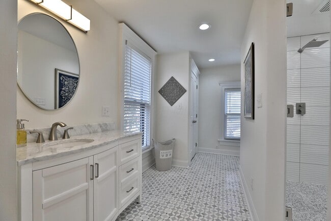 Building Photo - 398 W 5th Ave