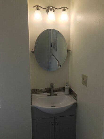 Building Photo - 1025 Simpson Ave