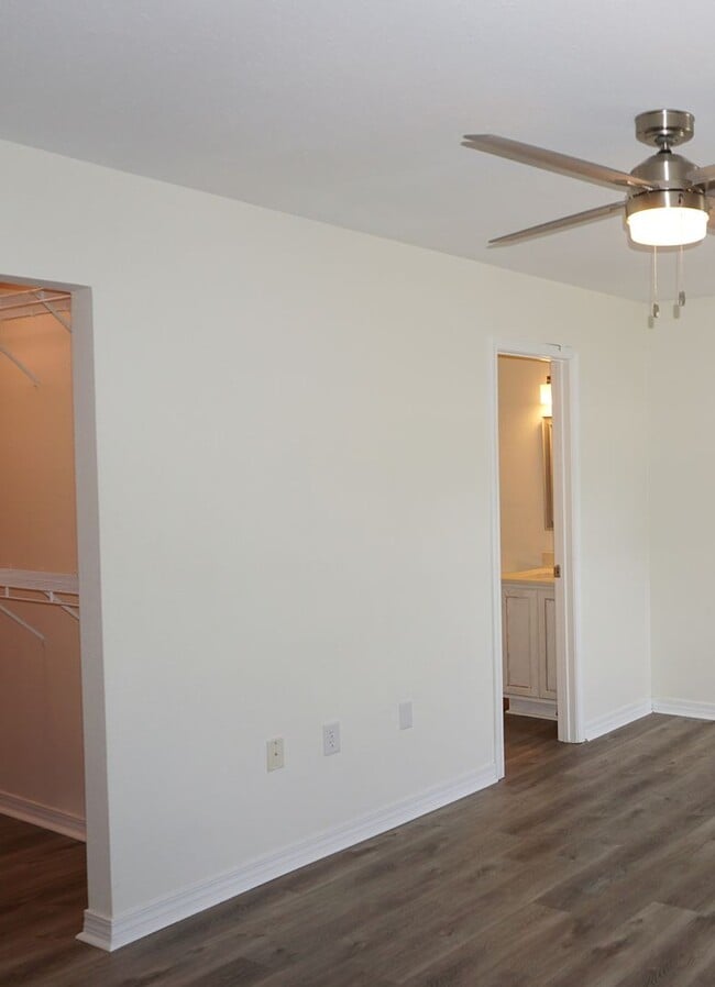 Building Photo - Two Bedroom Townhome in FWB