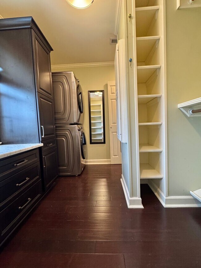 Building Photo - 5 Bedroom Home Between 12 South and Oak Hill