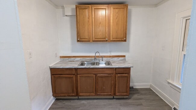 Building Photo - Charming 5-bedroom home located in the heart of Akron