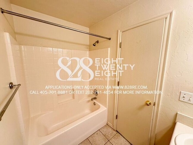 Building Photo - ADORABLE East Norman 3 Bed/2 Bath Duplex Available NOW in Eastridge!