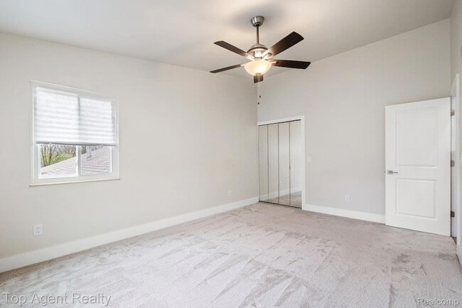 Building Photo - 38887 Country Cir