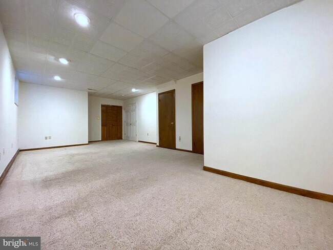 Building Photo - 1110 S Kenwood Ave