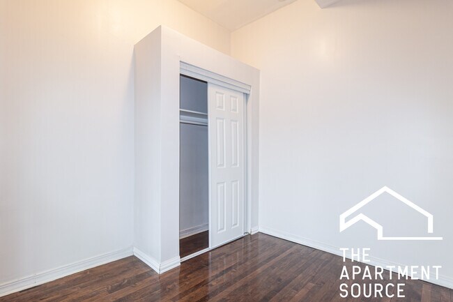 Building Photo - 3345 N Clark St