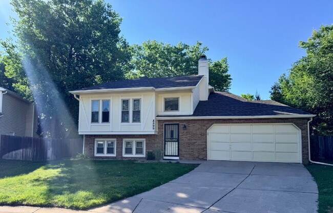 Building Photo - Charming Split-Level Oasis on a Quiet Cul-de-Sac Backing to Greenspace. New Carpet, New Paint and...