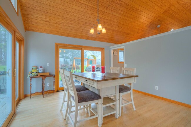 Building Photo - Open Floor Plan Home with Fenced Yard and ...