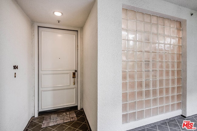 Building Photo - 2132 Century Park Ln