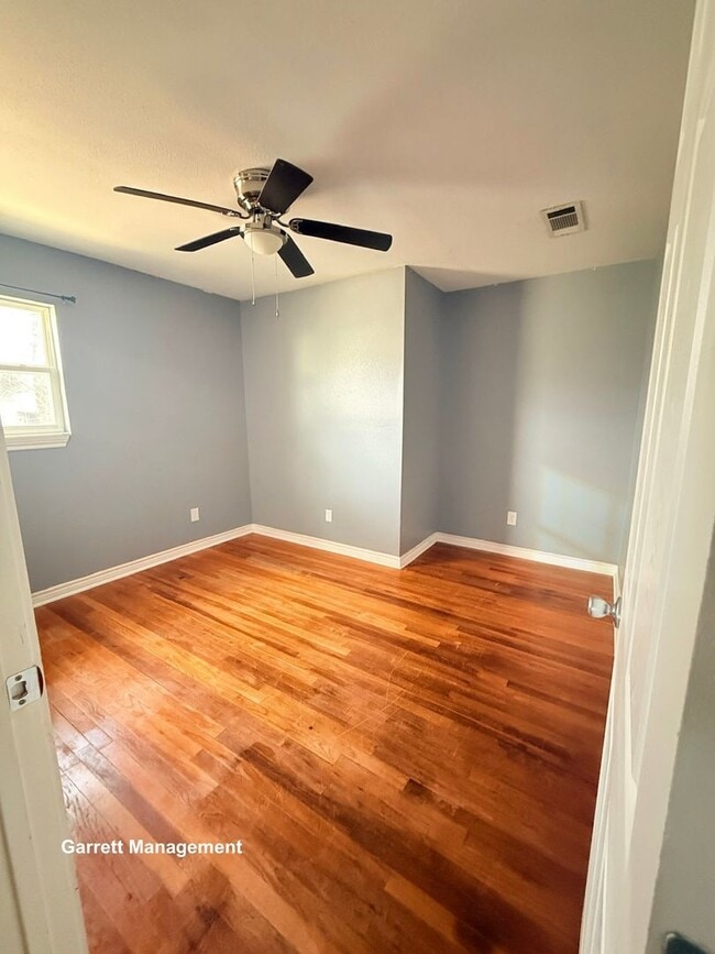 Building Photo - Spacious 5 Bedroom, 3 bath