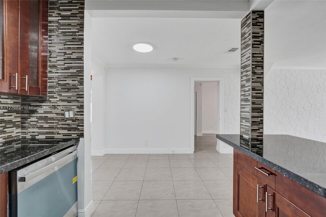 Building Photo - 924 N 30th Rd