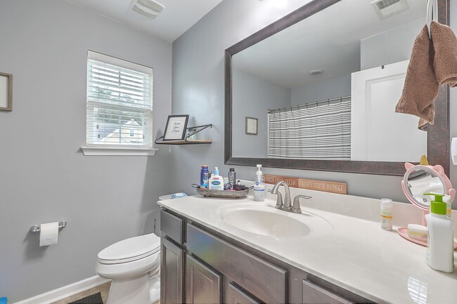 Building Photo - Spacious and updated home in Bluffs at Ash...