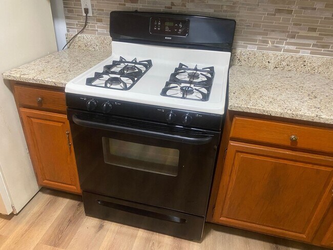 Building Photo - Charming 3BR Townhome in Plainsboro