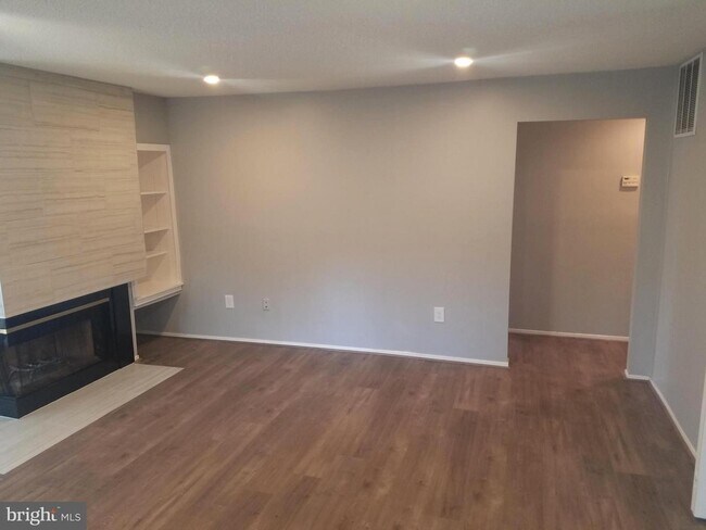 Living room - 1897A Villaridge Dr