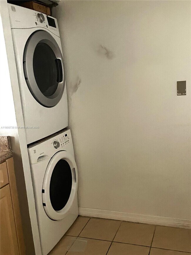 Building Photo - 102 SW 6th Ave