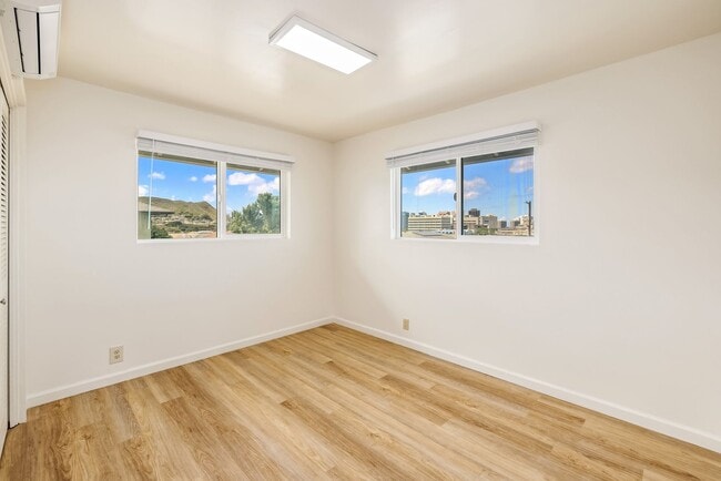 Building Photo - Nuuanu - Renovated 5 bedroom, 2 bath singl...