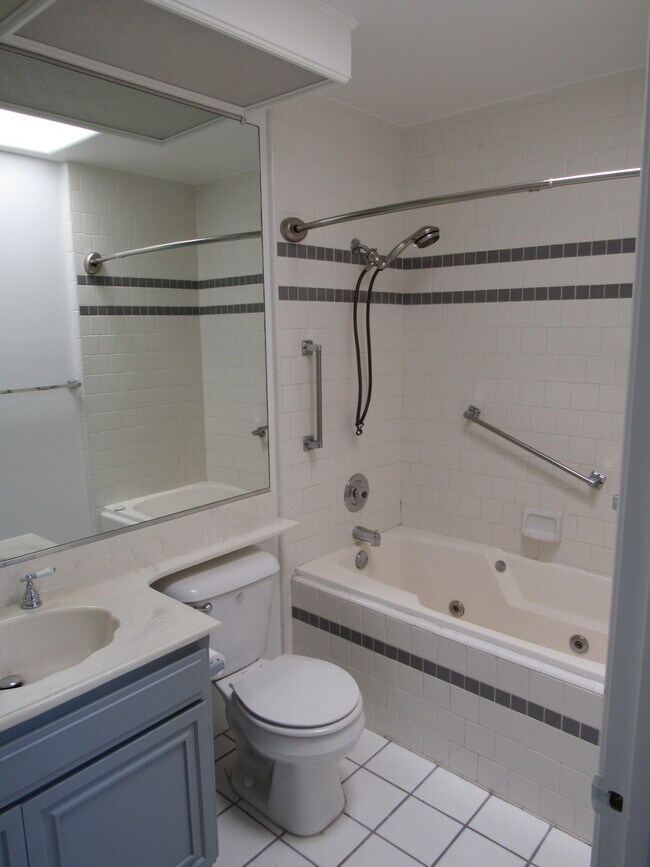 Building Photo - 5145 Yarmouth Ave