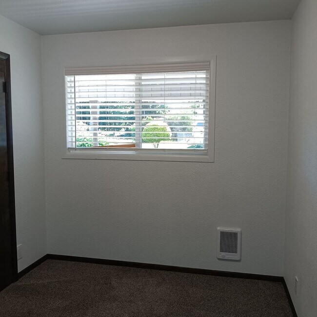 Building Photo - Great Home & Office is Ready for you in Jefferson!