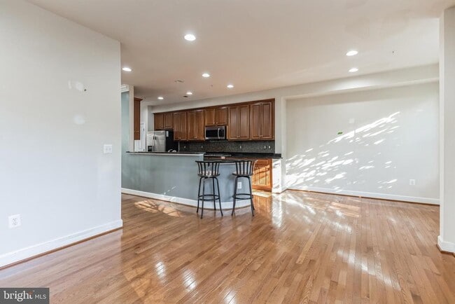 Building Photo - 523 Triadelphia Way