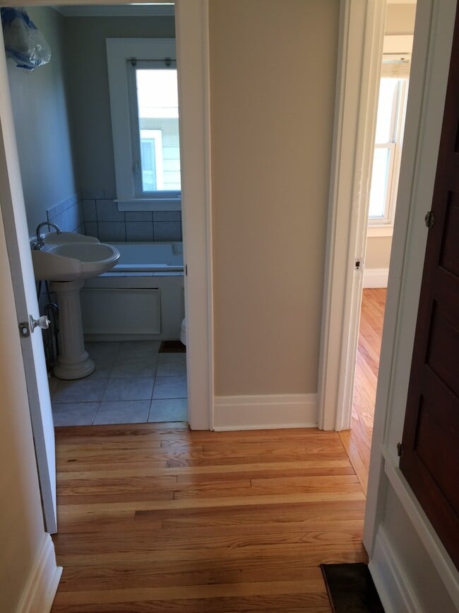 Building Photo - Spacious 4BR 2 Bath Colonial