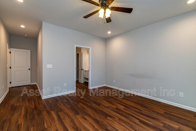 Building Photo - 619 Midlake Dr NE