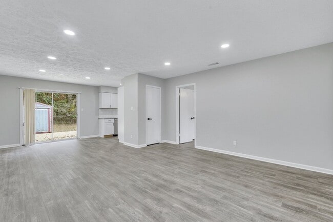 Building Photo - High End Finishes in a Quiet Residential N...