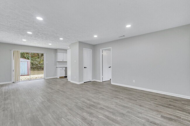 Building Photo - High End Finishes in a Quiet Residential Neighborhood