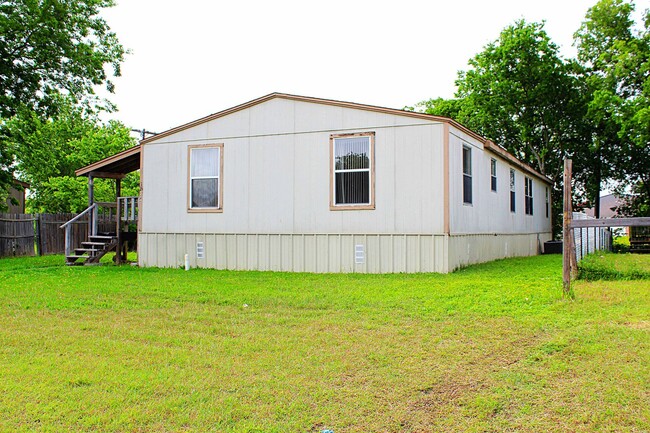 Primary Photo - Spacious 4 bedroom mobile home ready for a...