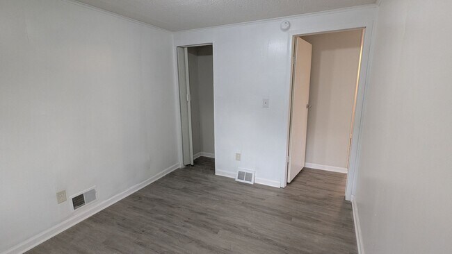 Building Photo - Charming 5-bedroom home located in the heart of Akron