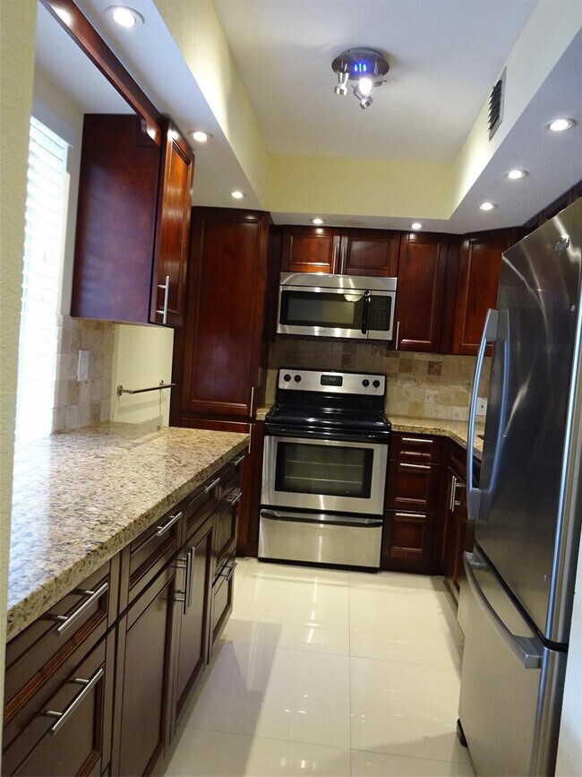 Building Photo - 2801 N Palm Aire Dr