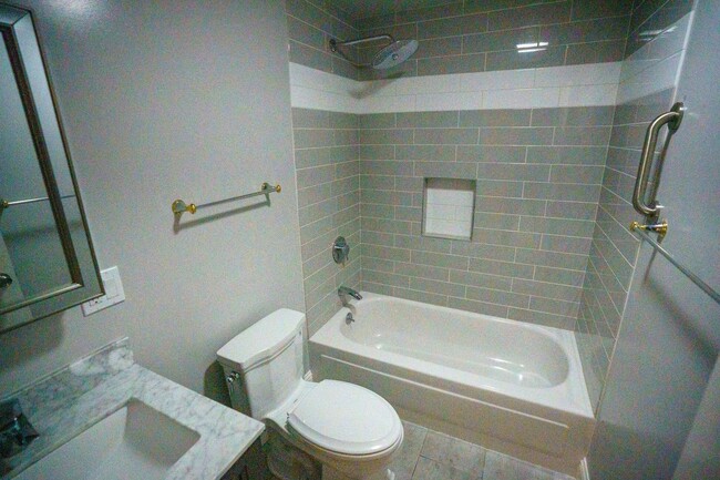 Building Photo - In-Unit Laundry! Spacious 1-Bedroom, 1-Bat...