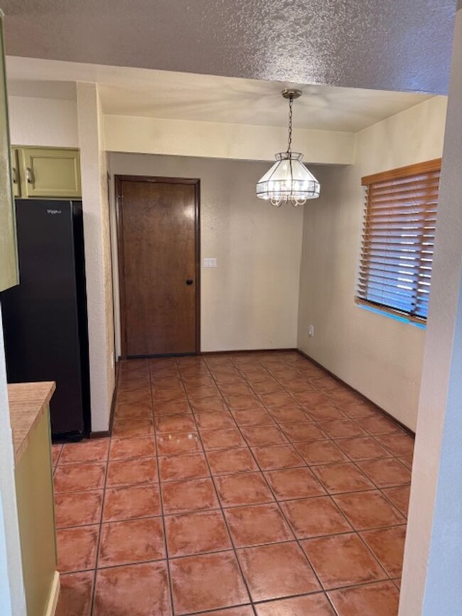 Building Photo - Northwest- 3 bedroom/ 2 bathroom with pool!