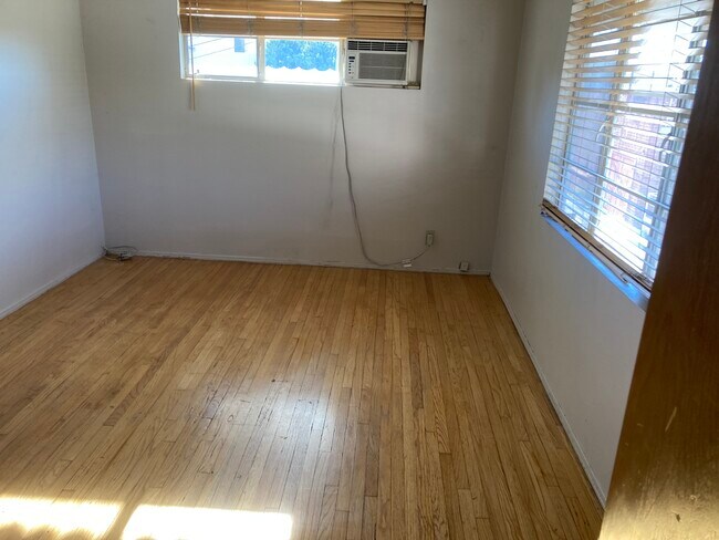Building Photo - 1037 E Spazier Ave