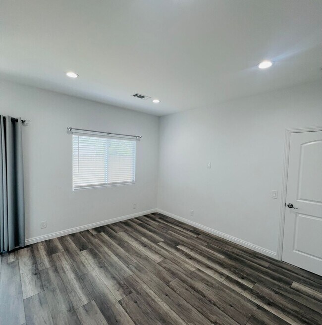 Building Photo - 1830 W Bernardy Pl