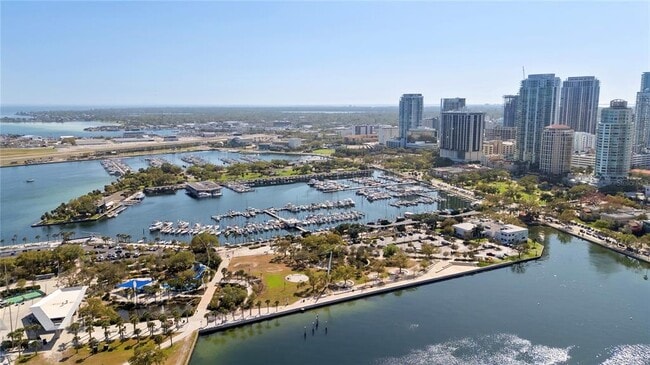 Building Photo - 300 Beach Dr NE