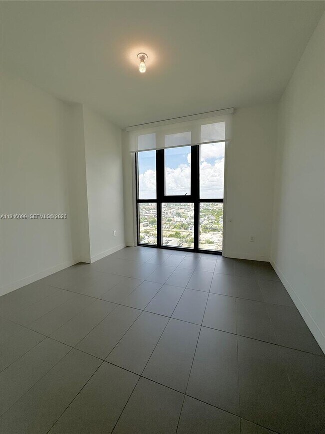 Building Photo - 1600 NE 1st Ave