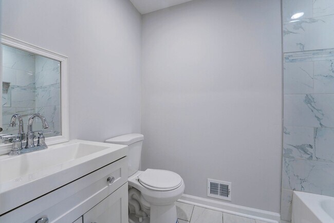 Building Photo - Beautifully Updated Townhome in Prime Loca...