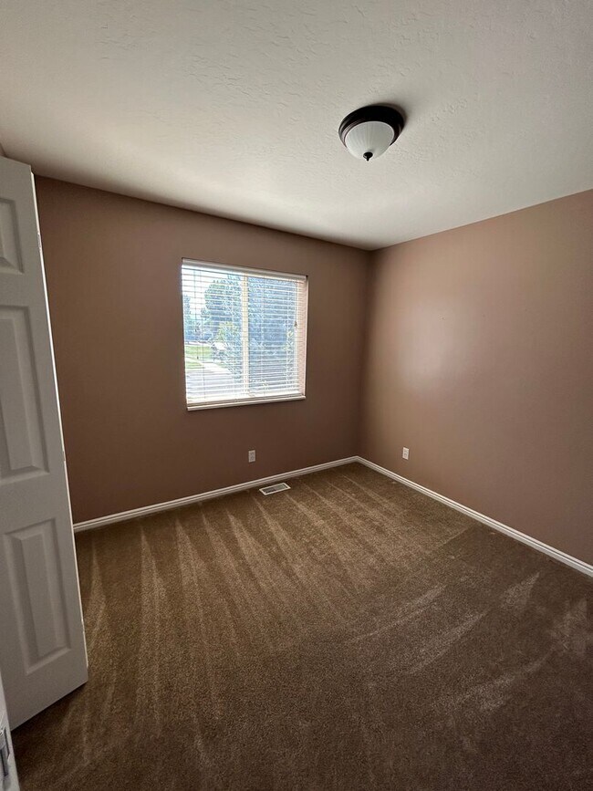 Building Photo - 5 Bedroom 3 Bathroom House in Heber, Utah