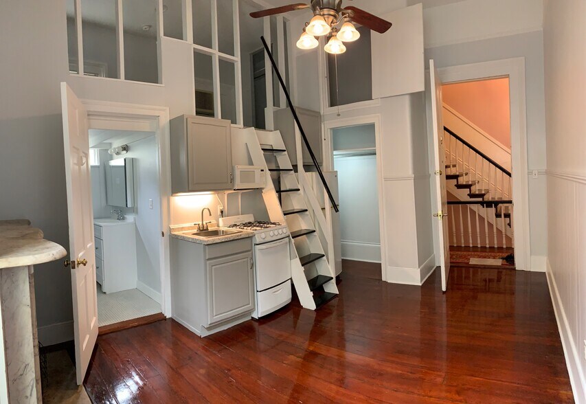 Building Photo - 2333 Magazine St