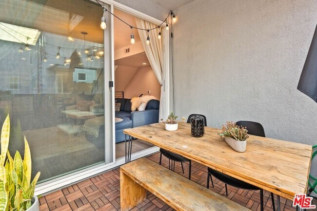 Building Photo - 3034 1/4 N Coolidge Ave