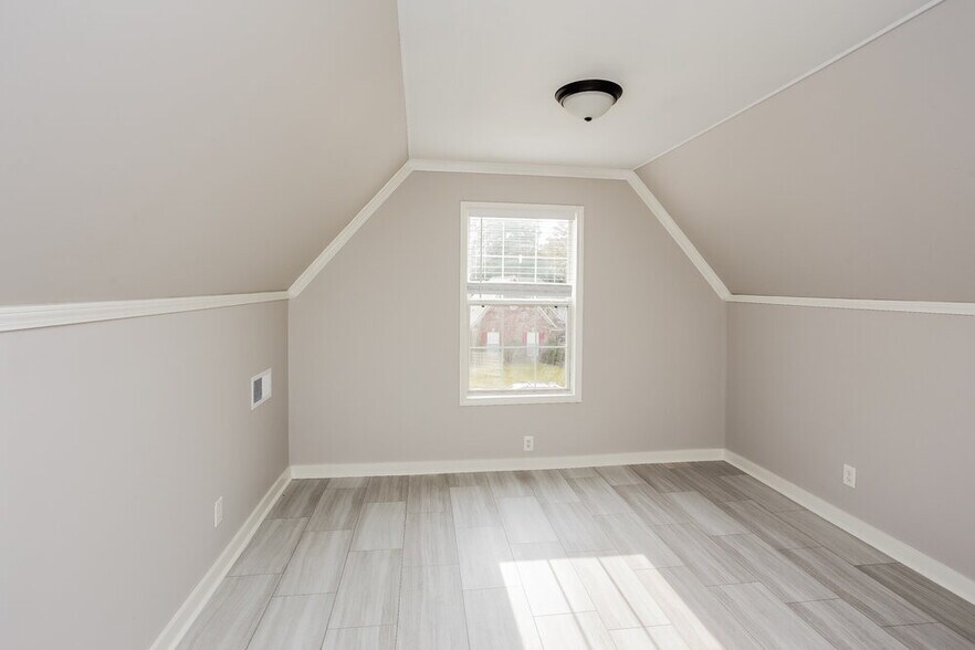 Building Photo - 610 Classic Dr N