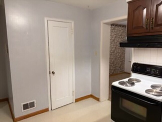 Building Photo - 8100 - 547/549 COURT AVE. (WESTON)