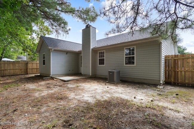 Building Photo - An adorable home! City Convenience!