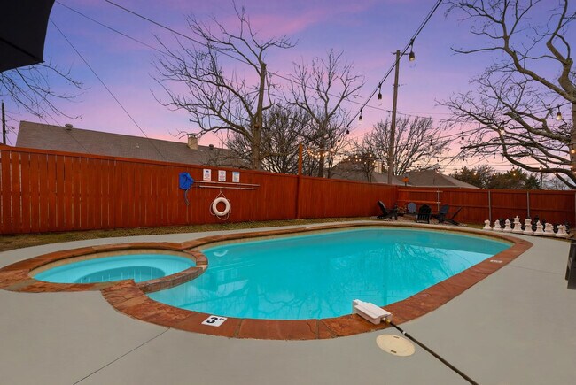 Building Photo - 2 St Charles Pl